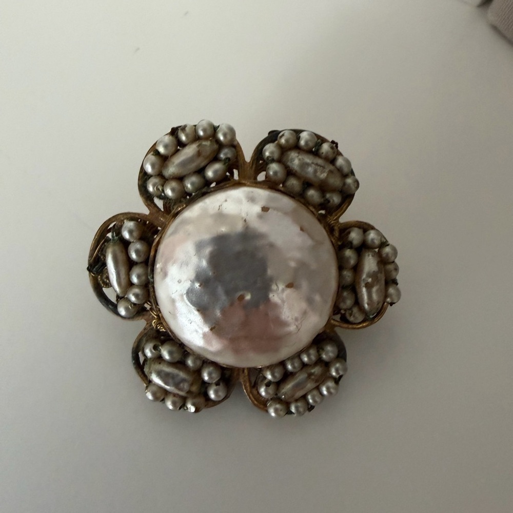 Vintage Miriam Haskell beaded pearl-look flower filigree brooch pin